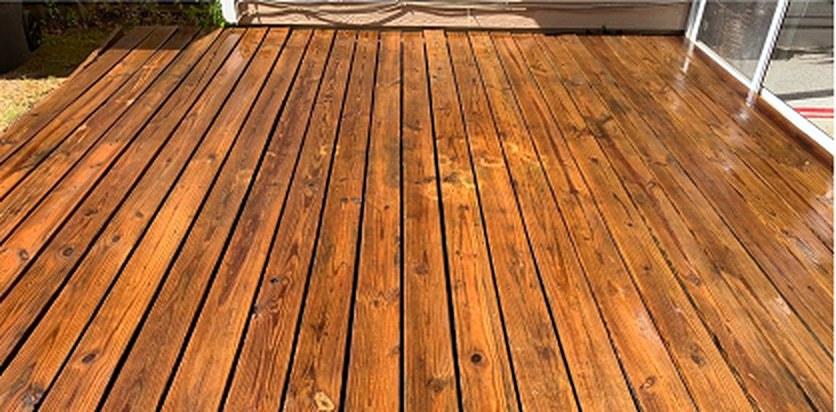Deck with the wood grain restored after cleaning